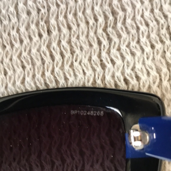 SOLD✨Prada sunglass black with blue stripe - Picture 6 of 8